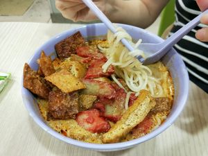 叻沙。 at Ji Ling Vegetarian 吉淩素食 in North Singapore