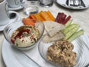 Hummus and cheese pat‘e   at La Mar de Vins in Mallorca