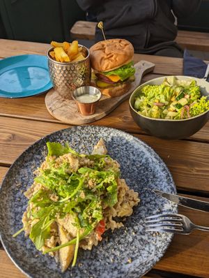 Truffle Alfredo Pasta & Kombucha-BBQ Burger at Mr. & Mrs. Watson in Amsterdam