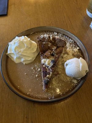 Apple pie: quite nice, especially the whipped cream and vanilla ice-cream  at Mr. & Mrs. Watson in Amsterdam