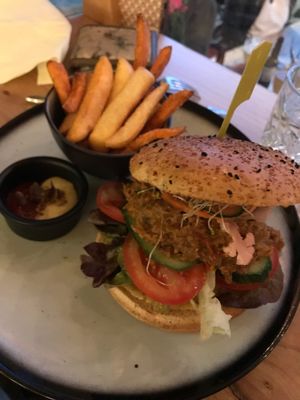 Cheesesteak bun and fries at Mr. & Mrs. Watson in Amsterdam