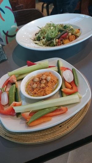 Salade and hummus at LHR - Giraffe - T5 in West London