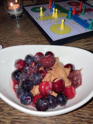 mousse de chocolate con frutas vegano  at Blackbeach in Ubud