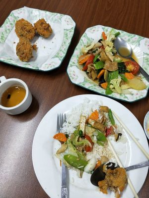 Deep fried chicken leg (top left) and mixed veg (top right) at Soe Pyi Swar Vegetarian Centre 斋全素食餐室 in Yangon
