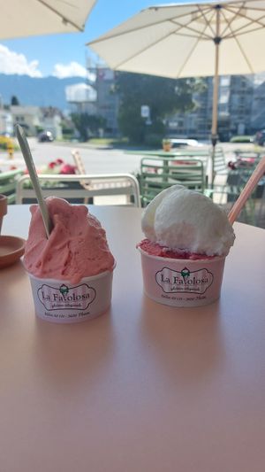Strawberry & lemon - frutti di bosco at Gelateria La Favolosa in Thun