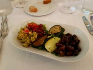 Tapas mit marinierten Oliven gegrilltes Gemüse und Bohnensalat  at Jardin by Albanbrücke in Basel