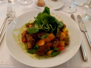 Tomatensalat mit gerösteten warmen Brotcroutons Oregano Basilikum Knoblauch Olivenöl und Meersalz  at Jardin by Albanbrücke in Basel