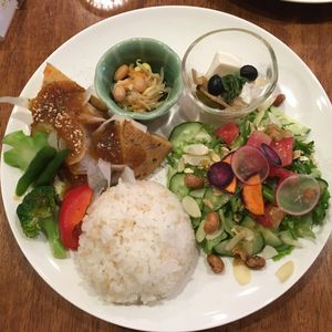 Vegan lunch plate of the day at Tofu Room Dy's in Tokyo