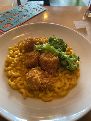 Mac and Cheese for kids with tofu “chicken” nuggets - portion was very big  at Boca Xica in Armacao De Pera