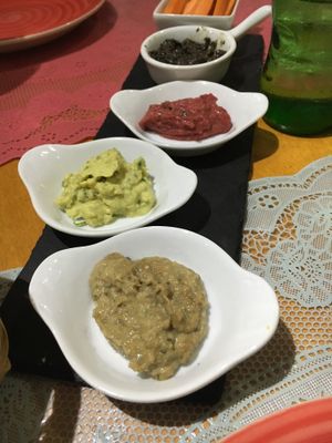 Hummus dip starters  at Boca Xica in Armacao De Pera
