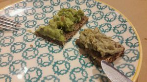 hummus and guacamole at Boca Xica in Armacao De Pera