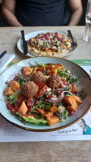 Salad with falafel at Como Lounge in Witney