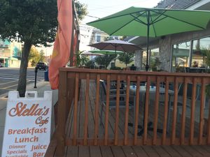 Outdoor dining at Stella's Cafe in Wildwood