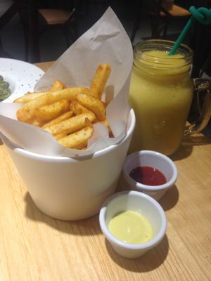 Crispy Golden Fries and Apricot & Mango Smoothie at Mani Mani in Taipei