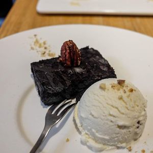Brownie with ice cream at Mani Mani in Taipei
