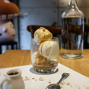 Affogato with 3 scoops of ice cream at Mani Mani in Taipei