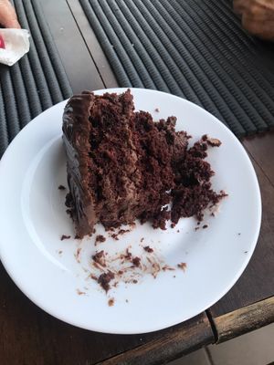 Fatia generosa do bolo de chocolate  at Apetit Natural in Brasilia