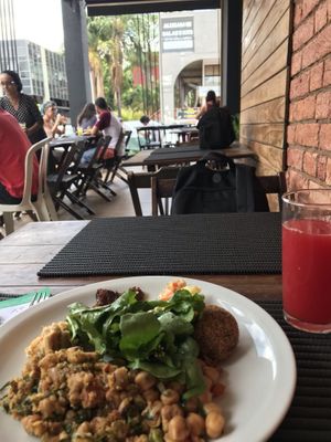 Mesas na varanda externa  at Apetit Natural in Brasilia