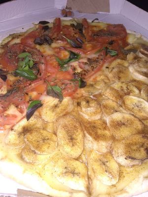 pizza metade margherita com mandioqueijo e metade banana com canela, açúcar e mandioqueijo at Apetit Natural in Brasilia