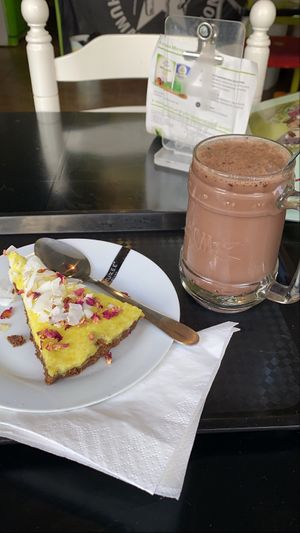 Vegan cake and cold chocolate 4€ very cheap and good at Veggie Momi in Albufeira