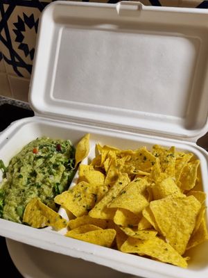 Guacamole and chips at Veggie Momi in Albufeira