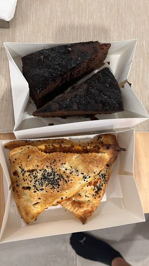 Kuchen & vegane Teigtaschen to go 🤤  at Veggie Momi in Albufeira