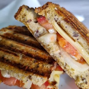 Toast with vegan cheese at Veggie Momi in Albufeira