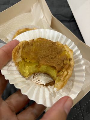 Pastel de Nata with cinnamon 😱  at Veggie Momi in Albufeira