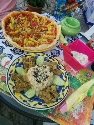 plate of the day and pizza at Veggie Momi in Albufeira