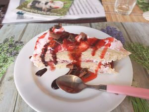 Homemade strawberry cake at Veggie Momi in Albufeira