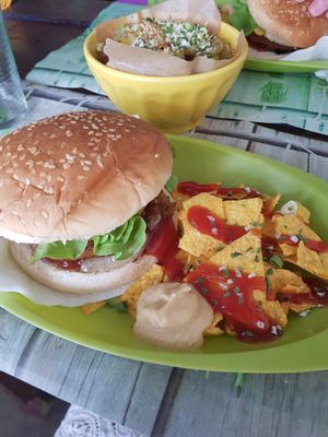 One of the nicest vegan burgers I have had 🤤 at Veggie Momi in Albufeira