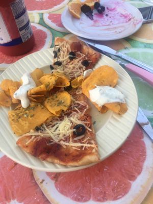 Vegan pizza with sweet potato chips  at Veggie Momi in Albufeira