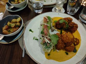 Gerösteter Tandoori Blumenkohl mit frittiertem Pak-Choi und Tomatenvinaigrette und Backkartoffeln at Zuni in Kilkenny