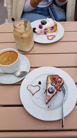 Vegan chocolate cake & non-vegan berry cheese cake at Cafe Lotti in Munich