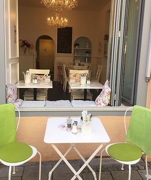 Outdoor seating at Cafe Lotti in Munich