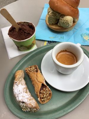 Eiscreme „Bitterschokolade“ und vegane Cannoli  at Duo - Sicilian Ice Cream in Berlin