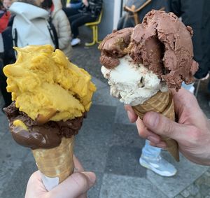 Zartbitterschokolade und Mango (links), Haselnuss und Mandel/Schokolade/Feige at Duo - Sicilian Ice Cream in Berlin