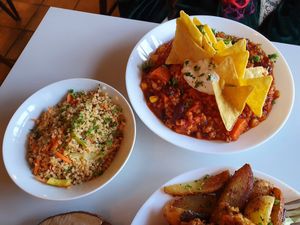 Chilli sin Carne (r), Quinoa Salat (l) at Herbstapfel in Kassel