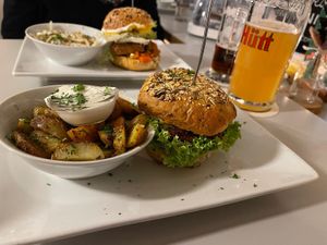 Burger mit Tofu-Patty und Kräuter Potatos   at Herbstapfel in Kassel