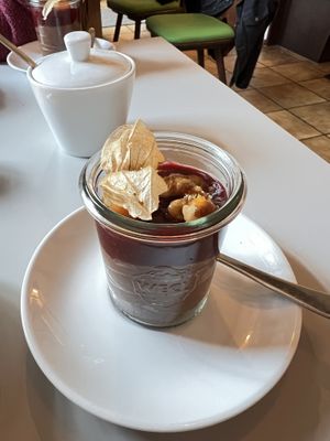 Der Burger mit den leckeren Kartoffeln hat es leider nicht aufs Bild geschafft aber die Schokomousse war ebenso mega   at Herbstapfel in Kassel