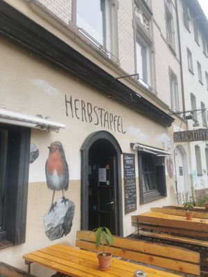 Wir haben leider kein Foto vom Essen gemacht aber die Chili sind carne bowls waren sieht lecker :) at Herbstapfel in Kassel