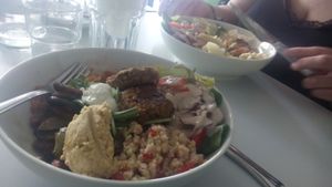 "Kernkraft bowl", in the back a dish of the day with asparagus at Herbstapfel in Kassel