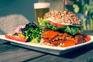 Our Tripple B
A delicios Burger with a uniqe Paprika-Relish, our great bean Patty and and extraordinary Beer-BBQ-Sauce at Herbstapfel in Kassel