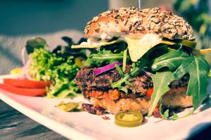 Our Nacho Macho.
A hole meal on a burger: with Chili sin carne, Jalapenos, a tasty bean Patty, Aioli and Tortilla Chips at Herbstapfel in Kassel