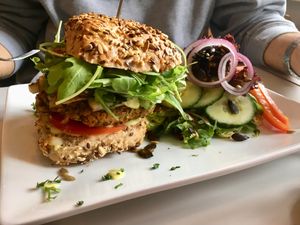 Saisonaler veganer  Spargelburger at Herbstapfel in Kassel