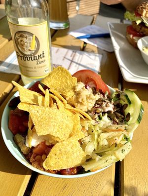 Vegan chilli bowl w/ grilled vegetables, chilli sin carne, cole slaw, hummus, aioli & tortilla chips  at Herbstapfel in Kassel