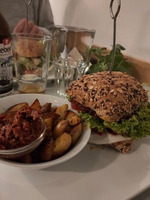 Kernkraft Burger mit crazy spice Kartoffel und tomato pesto dip 👌 at Herbstapfel in Kassel