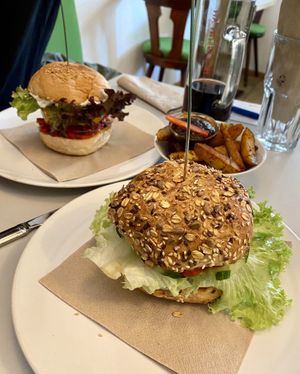 vegan double burner burger, portobello burger & potato wedges w/ barbecue dip 🍟 at Herbstapfel in Kassel