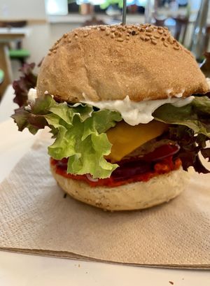 vegan double burner w/ beyond meat patty, aioli, cheddar & chilli sauce 🍔 at Herbstapfel in Kassel