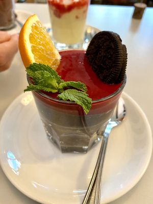 vegan „Oreofruchttraum“ w/ choclate mousse, strawberry sauce & cookie chunks 🍪 at Herbstapfel in Kassel